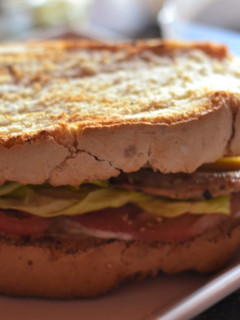 Una foto de Sándwich de pollo con tostadas de pan con masa madre