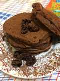 Blinis de chocolate sin gluten con pasas al coñac