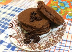 Una foto de Blinis de chocolate sin gluten con pasas al coñac