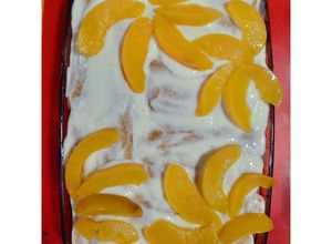 Una foto de Torta fría de melocotón con vainillas y crema