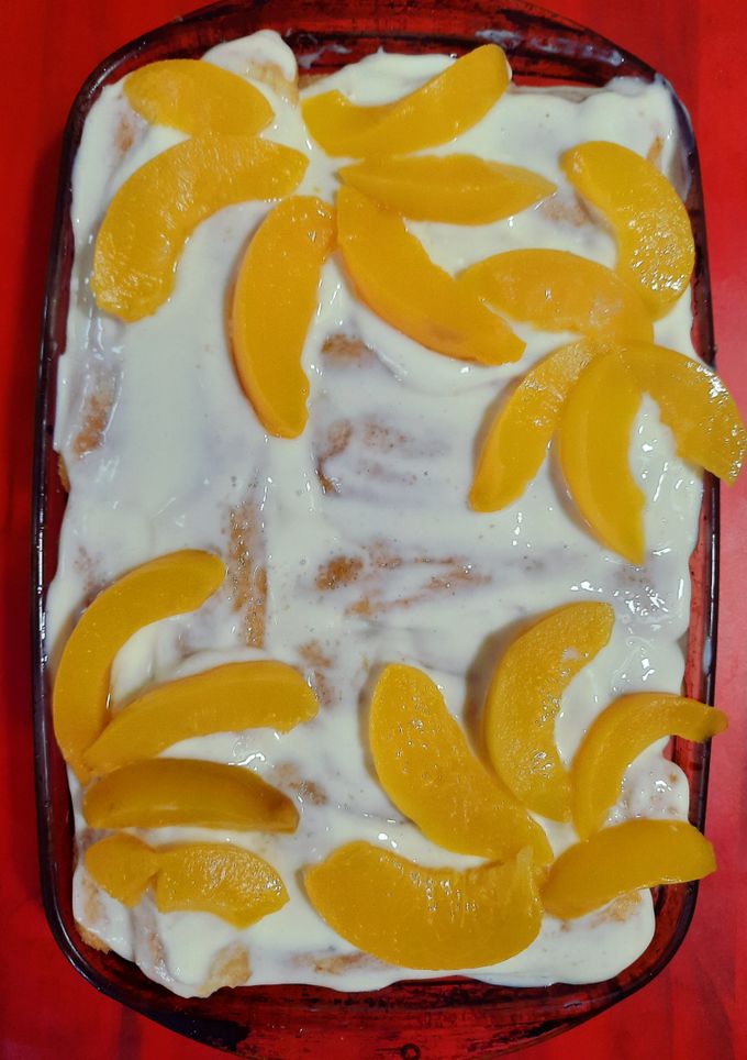 Una foto de Torta fría de melocotón con vainillas y crema