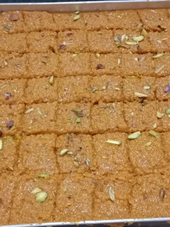 बेसन की बर्फी (besan ki barfi recipe in Hindi) रेसिपी मुख्य फोटो