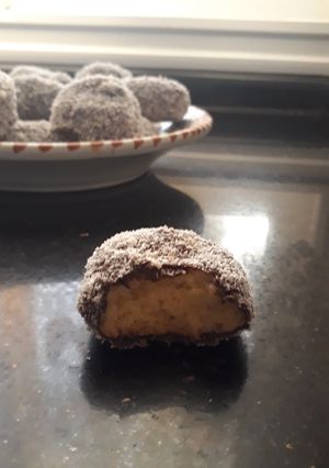 Une photo de Petites boules chocolaté enrobé de noix de coco râpée