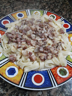 Una foto de Tallarines con salsa carbonara