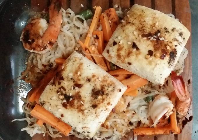 Shirataki noodles with tofu and shrimp