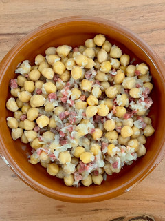Una foto de 🧅 Garbanzos con cebolla y jamón 🥩
