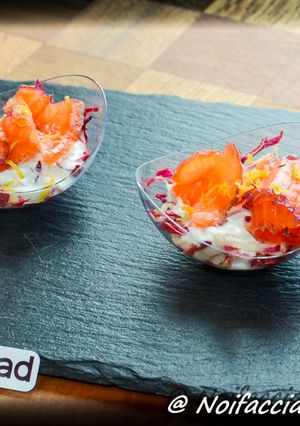 Foto di Finger Food - Coppetta di salmone bicolore con insalata di radicchio e salsa allo yogurt