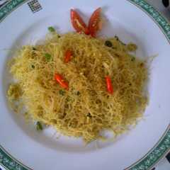 A picture of Miehun bumbu gule.