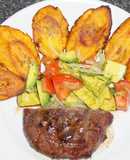 Punta de paleta asada con patacones o tostones