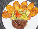 Punta de paleta asada con patacones o tostones