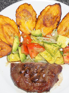 Una foto de Punta de paleta asada con patacones o tostones