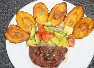 Una foto de Punta de paleta asada con patacones o tostones
