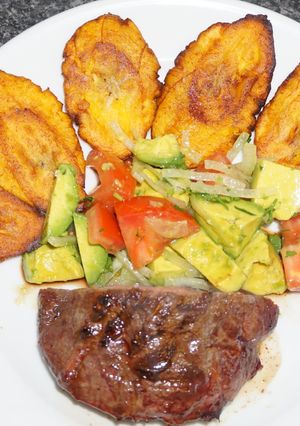 Una foto de Punta de paleta asada con patacones o tostones