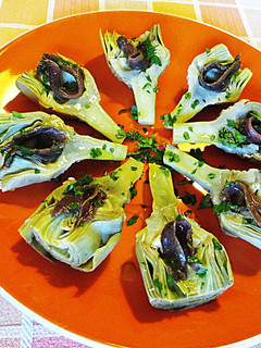 Una foto de Medias alcachofas con anchoas - tapas superfácil