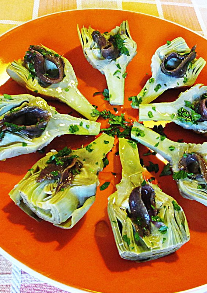 Una foto de Medias alcachofas con anchoas - tapas superfácil