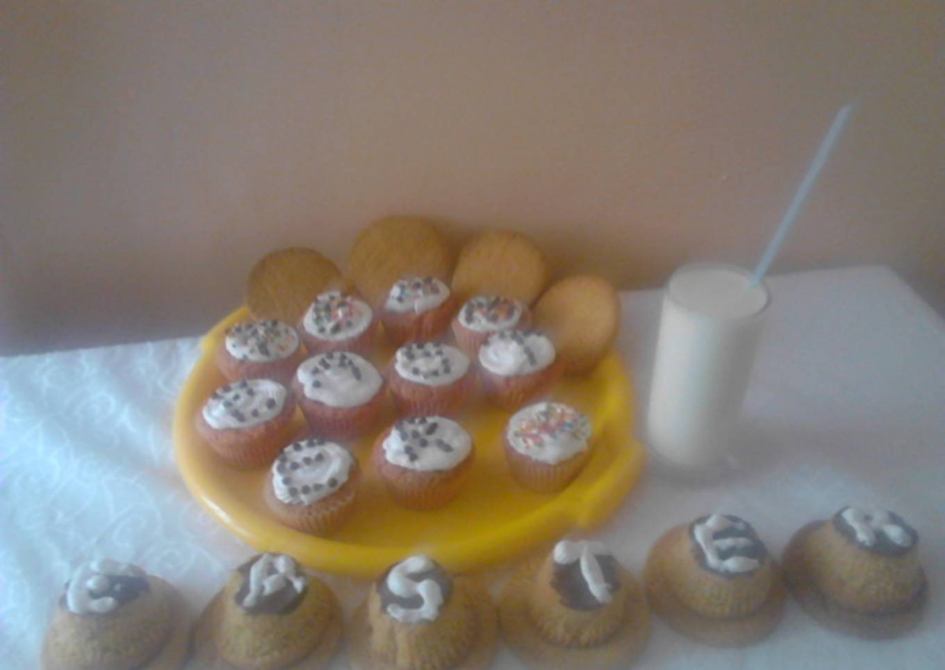 Cupcakes with cookies,served with fresh milk