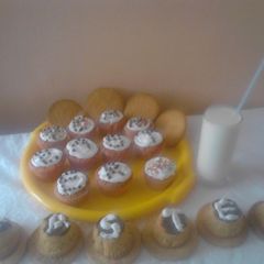 Cupcakes with cookies,served with fresh milk A picture of Cupcakes with cookies,served with fresh milk.