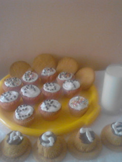 A picture of Cupcakes with cookies,served with fresh milk.