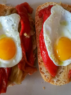 Una foto de Tostada de escalivada y huevo de codorniz 🍳