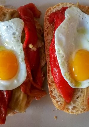 Foto principal de Tostada de escalivada y huevo de codorniz 🍳