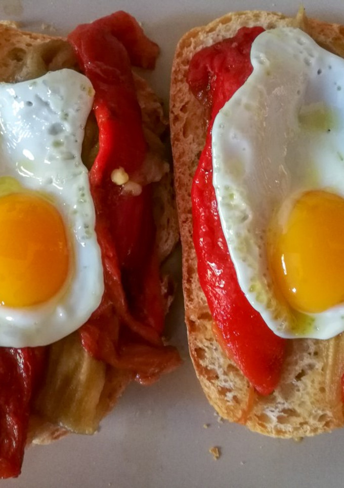 Una foto de Tostada de escalivada y huevo de codorniz 🍳