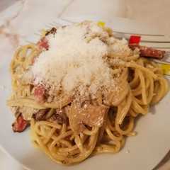 O poză a rețetei Spaghetti Carbonara cu Șuncă și Ciuperci.