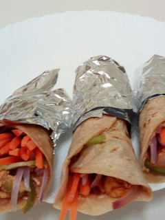 ஸ்பைசி பனீர் சப்பாத்தி ரோல் (Spicy panneer chapati roll recipe in Tamil) செய்முறை முக்கிய புகைப்படம்