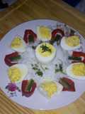 Huevos rellenos clásicos en su nido