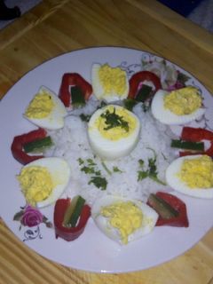 Una foto de Huevos rellenos clásicos en su nido