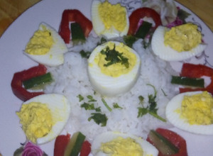 Una foto de Huevos rellenos clásicos en su nido