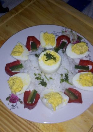 Una foto de Huevos rellenos clásicos en su nido