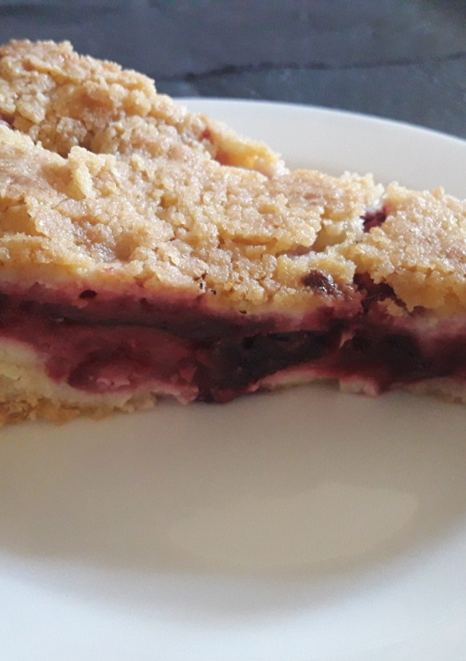 Una foto de Pie de Ciruelas (Zwetschgenkuchen mit Streusel)