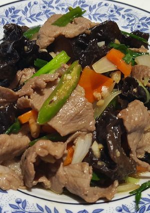 รูปของ หมูสไลซ์ผัดเห็ดหูหนูดำ