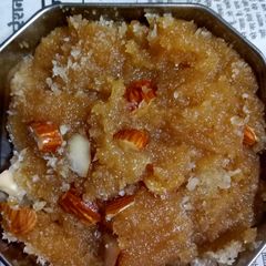 A picture of Sooji ka halwa.