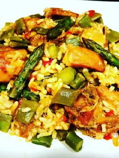 Una foto de Arroz con carne de conejo, pollo y costillas de cerdo