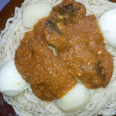 A picture of Spaghetti with stew, boiled eggs n irish.