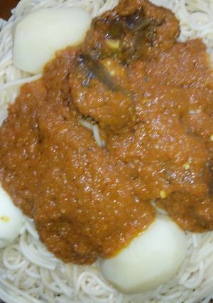 A picture of Spaghetti with stew, boiled eggs n irish.