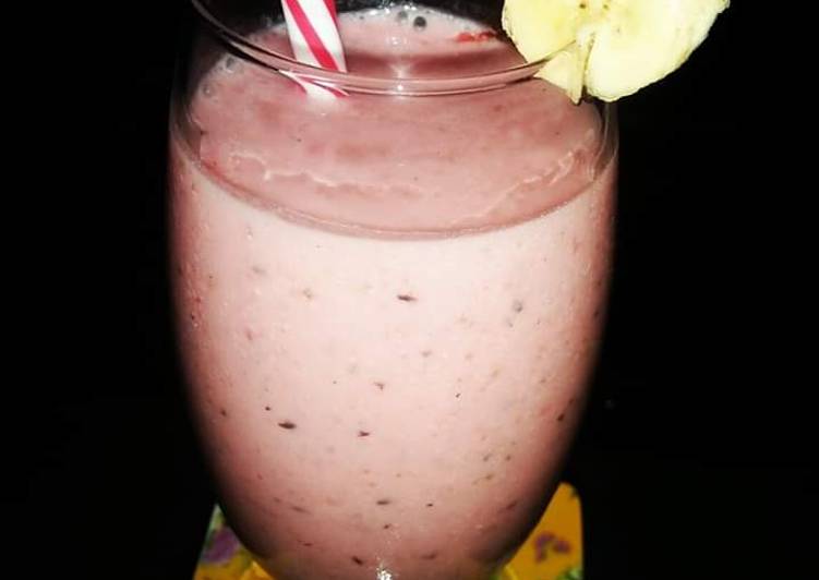 Step-by-Step Guide to Make Tasteful Strawberry Banana Smoothie🍓🌺