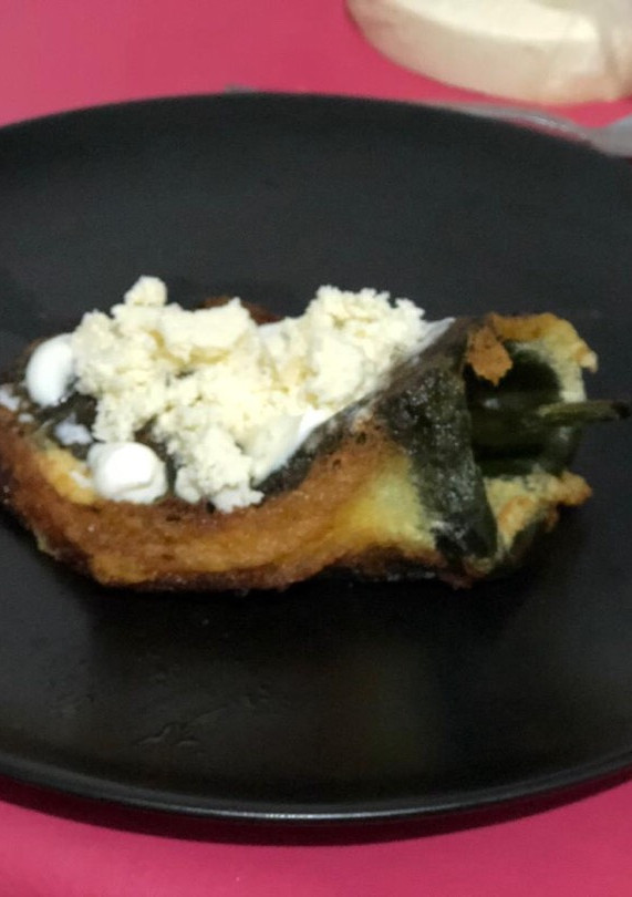 Una foto de Chiles rellenos a la mexicana