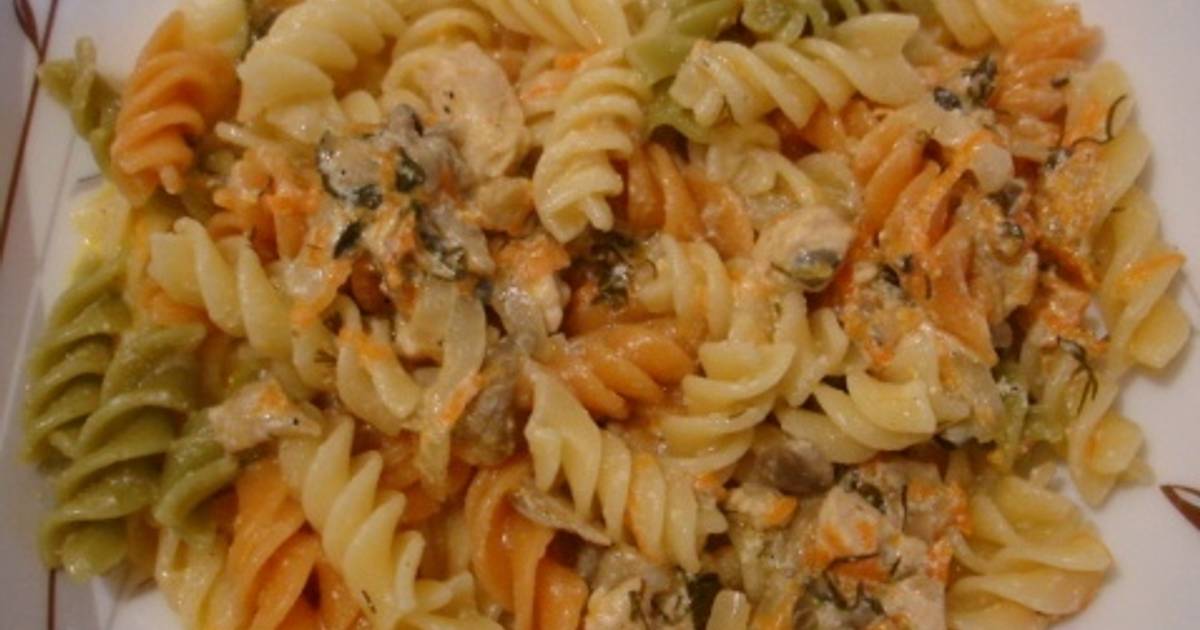 Курица с луком морковью и макаронами. Макароны с курицей в казане на плите. Курица с луком морковью и макаронами. Макароны с куриным филе. Спагетти с морковью и луком.