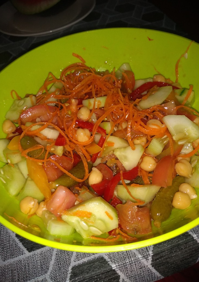 Una foto de Ensalada veraniega de garbanzos