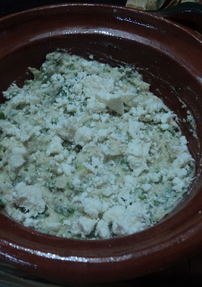 Una foto de Tamal de cazuela de hongos  con gratinado de queso ranchero al horno para navidad