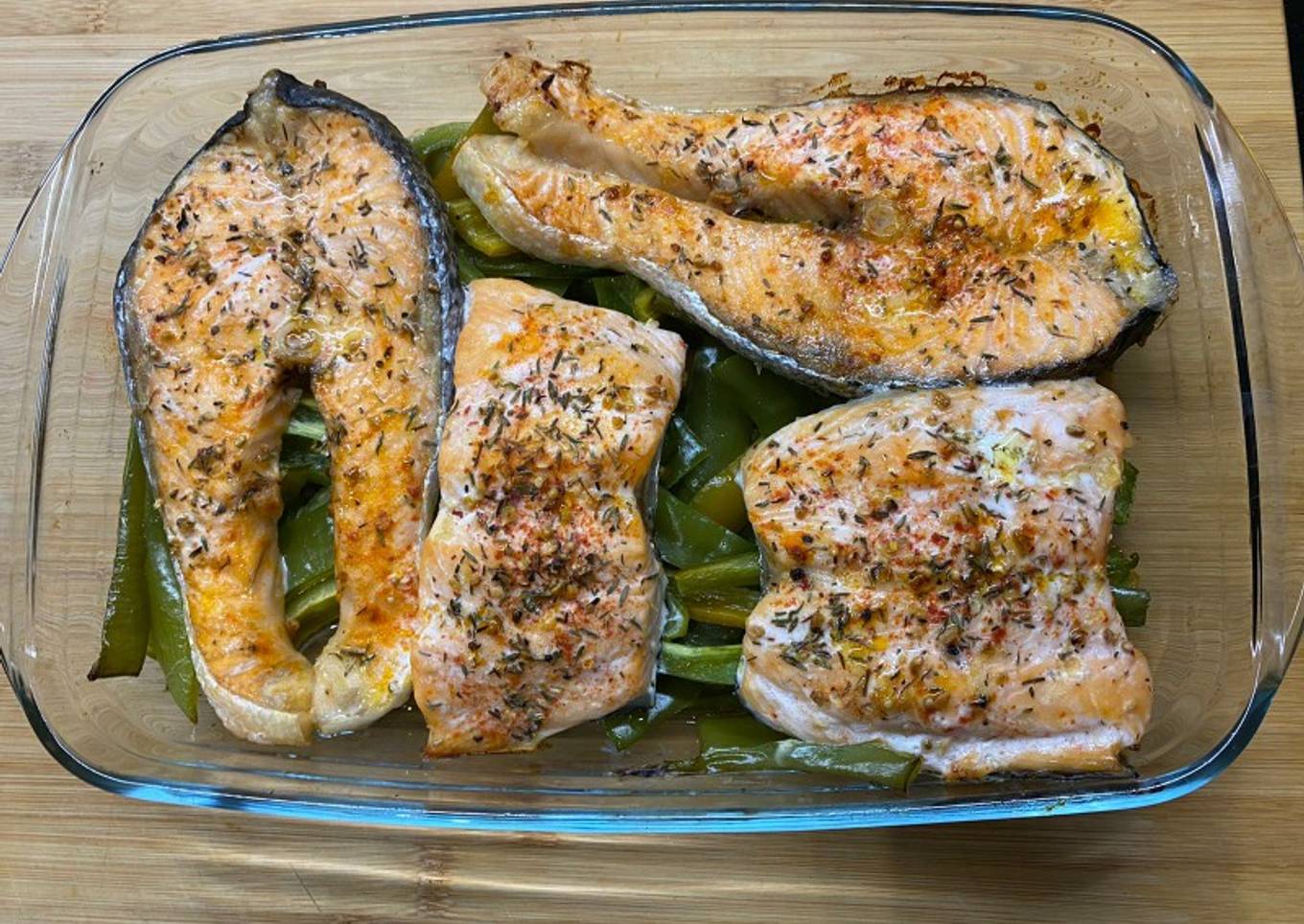 Salmón al horno con pimientos verdes