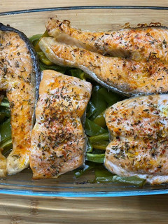 Una foto de Salmón al horno con pimientos verdes