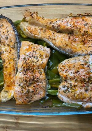 Una foto de Salmón al horno con pimientos verdes