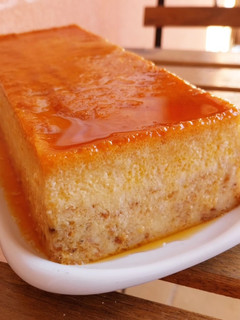 Una foto de Puding de brioche (con turrón) y pasas