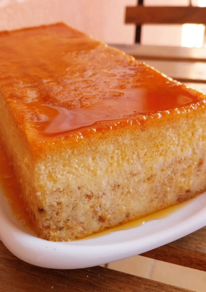 Una foto de Puding de brioche (con turrón) y pasas
