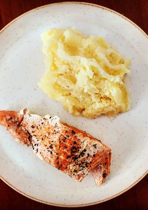 Una foto de Salmón con puré de papa 🤩