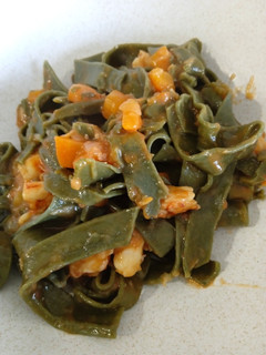 Una foto de Cintas de espirulina con gambas