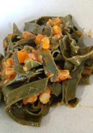Una foto de Cintas de espirulina con gambas